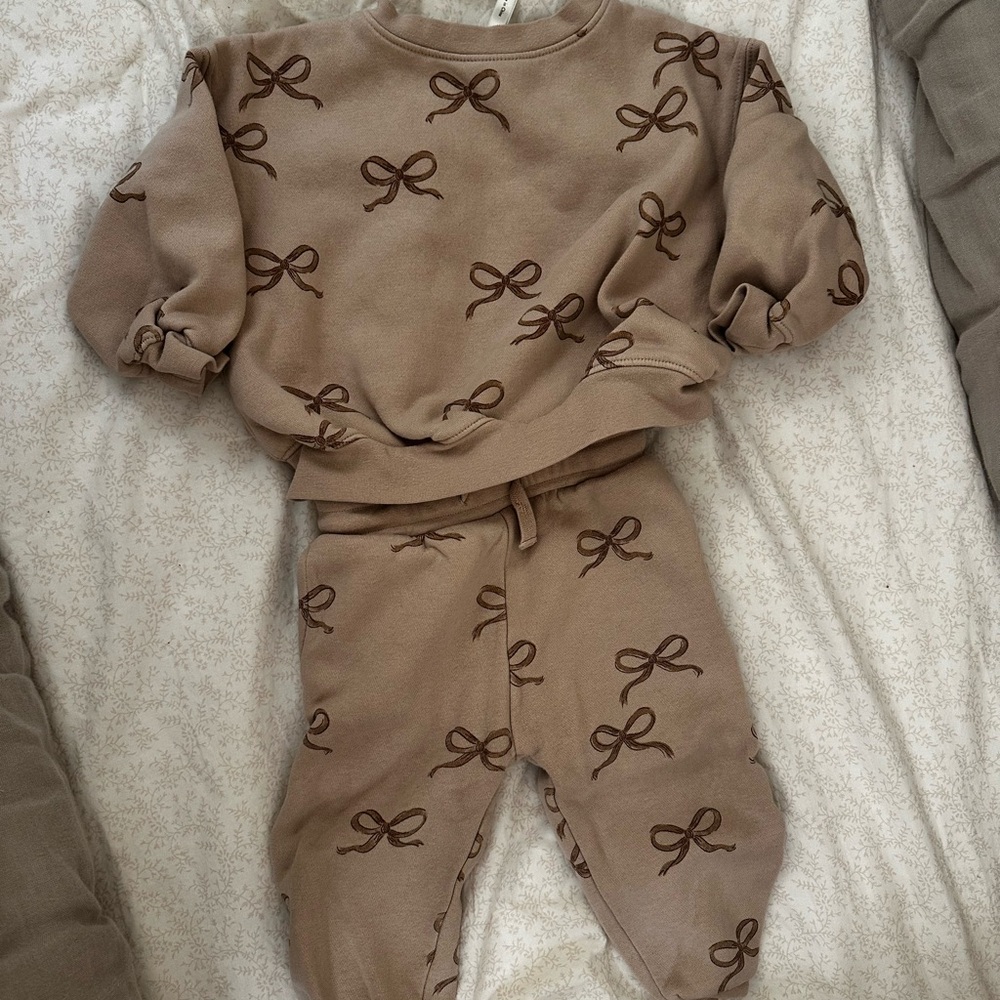 Rylee + Cru Tan Baby Outfit with Bow Detail Sweatshirt/sweatpants 12-18 mo block